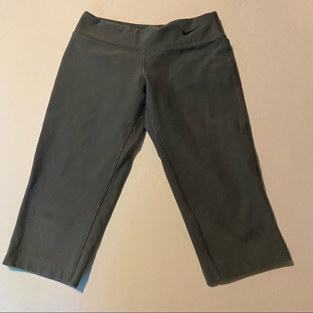 Nike Legend girls cropped Capri leggings Dri fit dark gray kids XS (4-6)